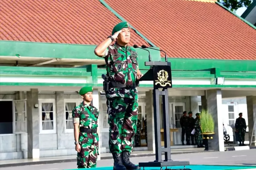 Penyerahan Penghargaan Menandai Peringatan Ke&#45;75 Tahun Bela Negara di Akmil