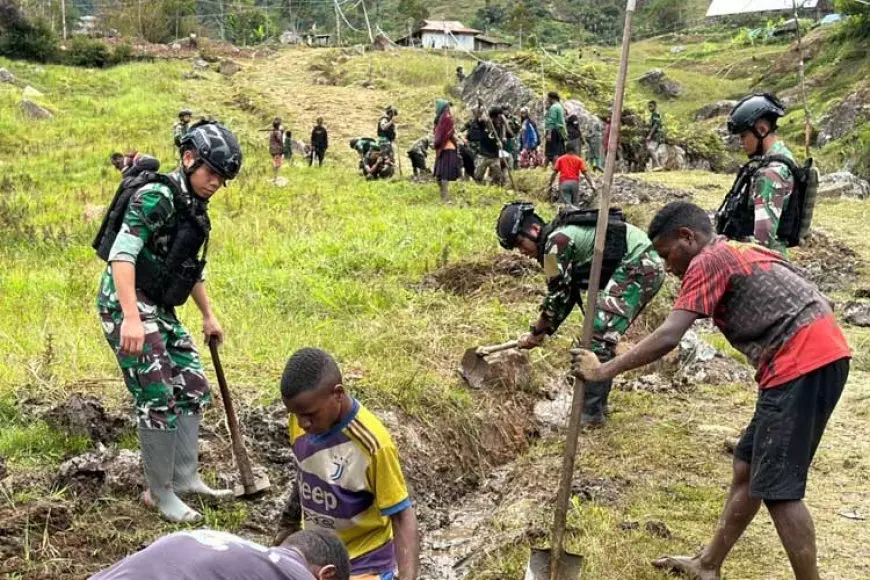 Satgas Yonif 433/JS Buatkan Irigasi Warga Mbua Papua