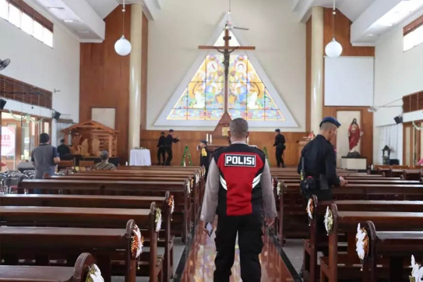 Antisipasi Bahan Peledak di Malam Natal, Unit Jibom Polda DIY Sterilisasi Gereja di Bantul