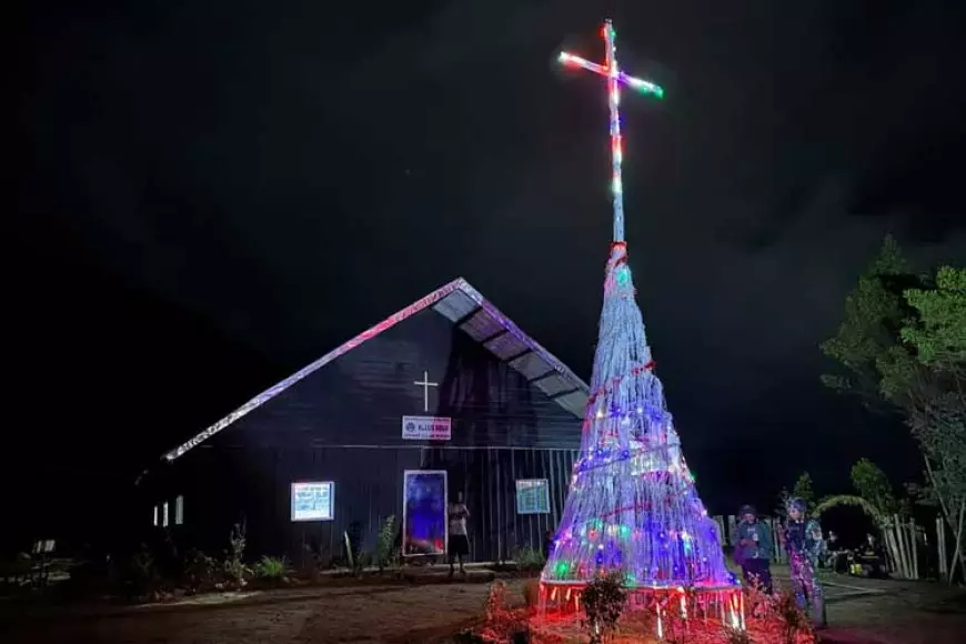 Simbol Kebersamaan, Satgas Yonif 433 JS Membuat Pohon Natal Raksasa di Papua