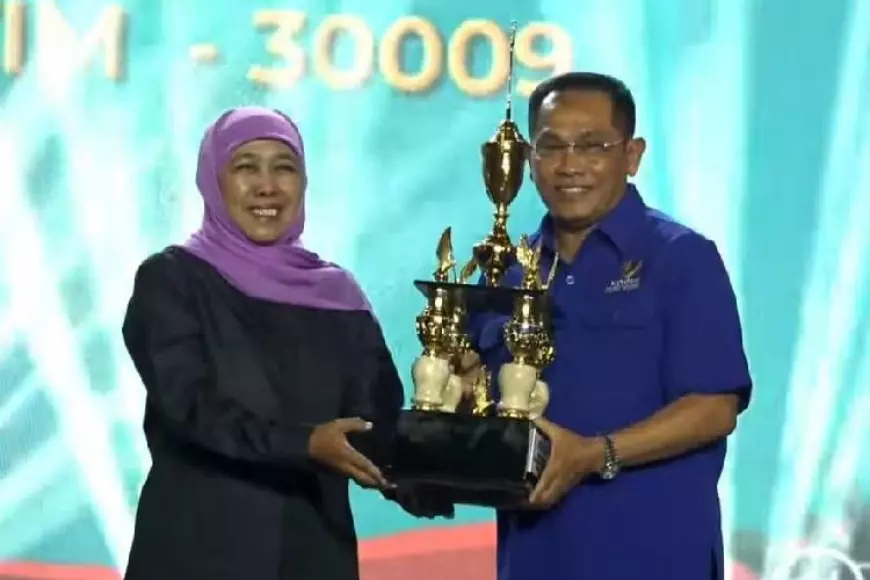Gubernur Khofifah Serahkan Trophy Juara Gerak Jalan ke KORMI Jatim 