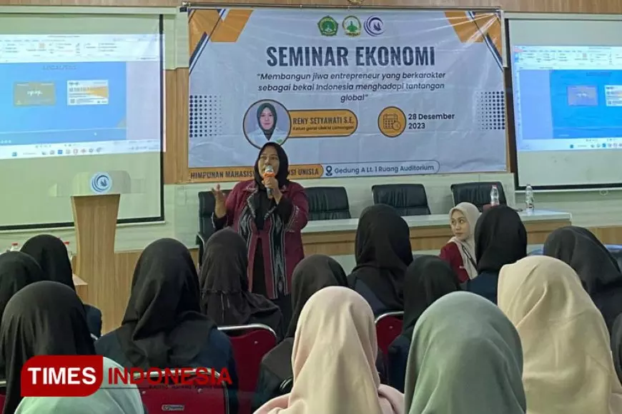 Gelar Seminar Ekonomi, HIMAAKSI Unisla Hadirkan Ketua Gerai UMKM Kabupaten Lamongan