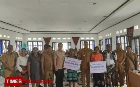 Bupati Sumba Timur Serahkan Santunan BPJS Ketenagakerjaan saat Musrenbangcam