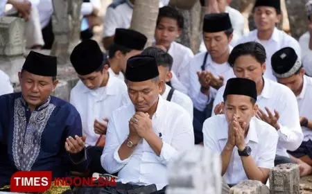 Haerul Amri Bersama Caleg Kabupaten/Kota Probolinggo Datangi Makam Kiai Djojolelono