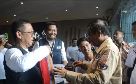 Progresif Sulawesi Selatan Menyerahkan Karya UMKM Tenun Khas Toraja kepada Mahfud MD