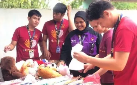 Mahasiswa UNIPMA Berbagi Kebahagiaan dengan Masyarakat Asli Filipina