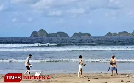 Rijig-Rijig Pantai Pulau Merah, Bersihkan Sampah Kiriman