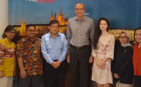 Wakil Rektor Ubaya Raih Penghargaan ‘Tokoh Peduli Olahraga’ KONI Jatim Award 2023