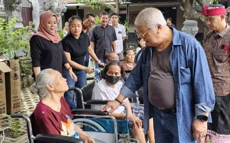 Anggota DPR RI Dapil Lombok Bagikan Kursi Roda untuk Umat Hindu Lansia