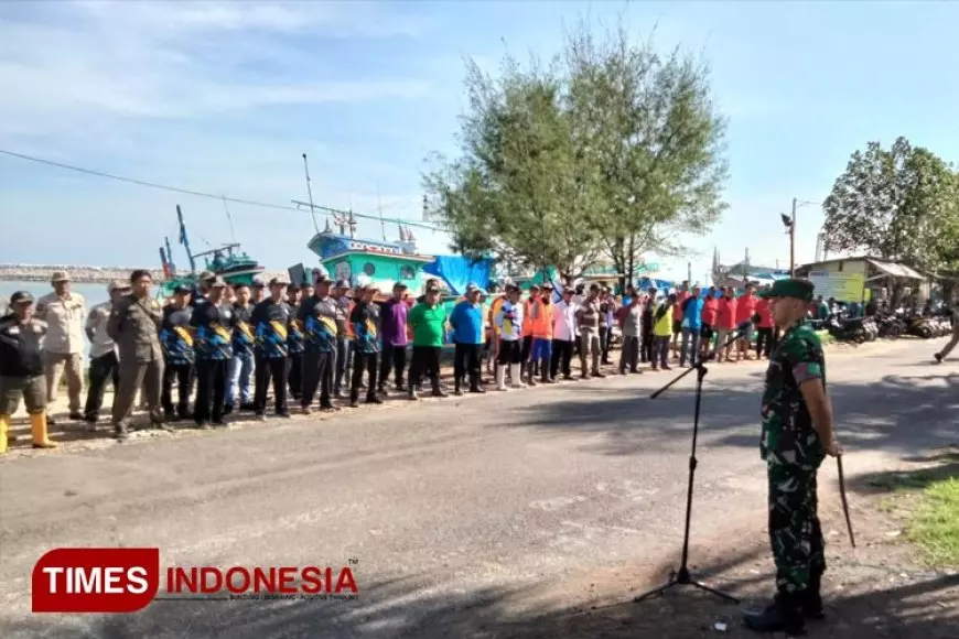 Kodim 0812/Lamongan dan Masyarakat Bersatu Bersihkan Saluran Air dalam Program Kamis Bersinergi