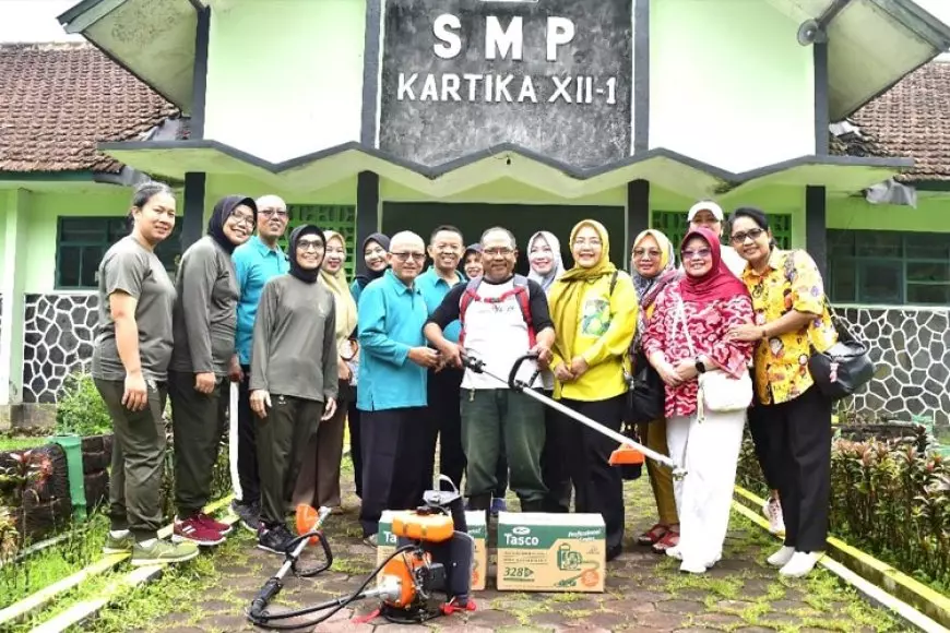 Ketua Persit KCK Akmil Magelang Sumbangkan Mesin Pemotong Rumput untuk Sekolah