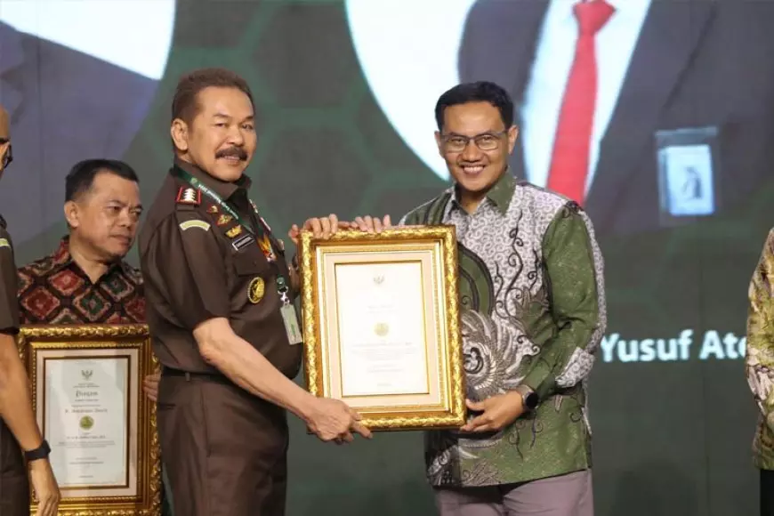 Ketua Persada UB Jadi Satu&#45;Satunya Akademisi Peraih R Soeprapto Award 2024 Dari Kejagung RI