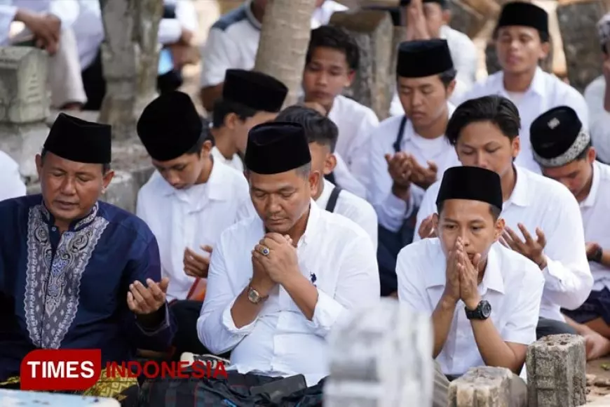 Haerul Amri Bersama Caleg Kabupaten/Kota Probolinggo Datangi Makam Kiai Djojolelono