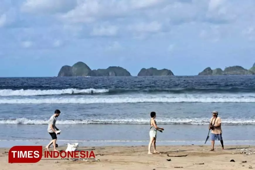 Rijig&#45;Rijig Pantai Pulau Merah, Bersihkan Sampah Kiriman