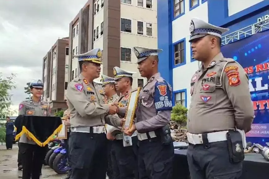 Dua Personel Polres Majalengka Terima Penghargaan dari Ditlantas Polda Jabar