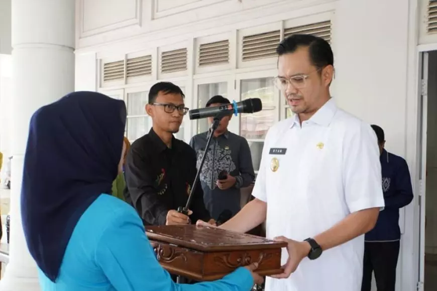 Wakil Wali Kota Gorontalo Menerima Duplikat Bendera Pusaka