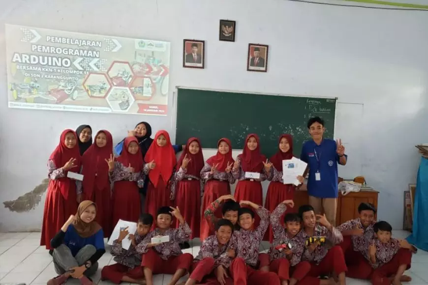 Pembelajaran Program Arduino di SDN 2 Karanggupito oleh Mahasiswa Kelompok 11 KKN&#45;T MBKM UNIPMA