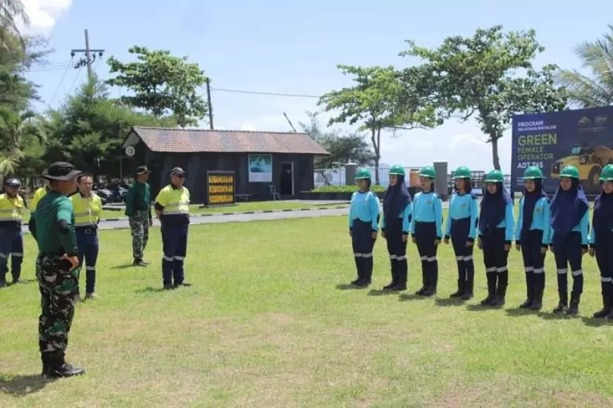 PT Bumi Suksesindo Berhasil Cetak 10 Gadis Operator Alat Berat di Banyuwangi