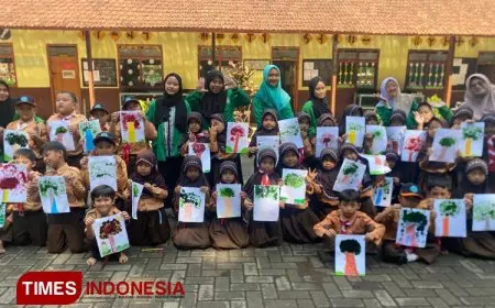 Mahasiswa Unira Malang Mengajarkan Kreasi Stempel Pelepah Pisang kepada Siswa
