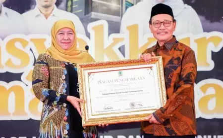 Gubernur Khofifah Terima Penghargaan Kepala Daerah Terbaik dari MUI Jatim