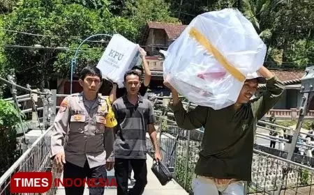 Amankan Distribusi Logistik Pemilu, Polisi di Pacitan Susuri Medan Terjal