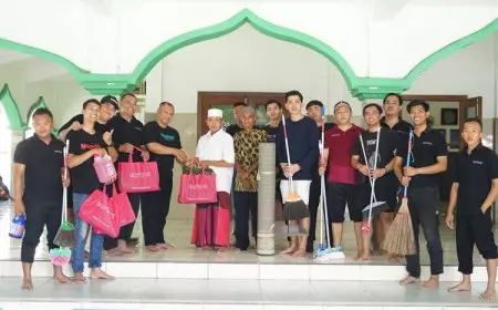 HUT ke 5, Favehotel Bakti Sosial di Masjid Al-Huda Pucang Sidoarjo