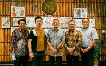 Menparekraf Sandiaga Makan Nasi Bungkus di Resto Garam Merica Sydney