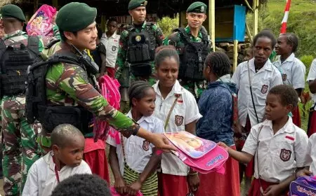 Songsong HUT ke-63 Kostrad, Yonif 433/JS Bagikan Sarana Sekolah di Papua