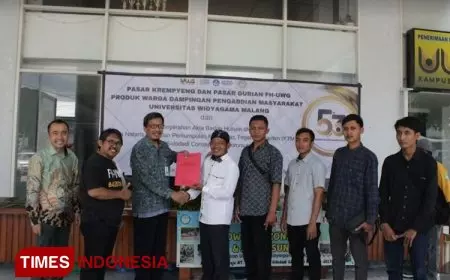Rektor UWG Malang Serahkan Akta Badan Hukum kepada Komunitas Tegalsari Maritim dan Sidodadi Conservation Community