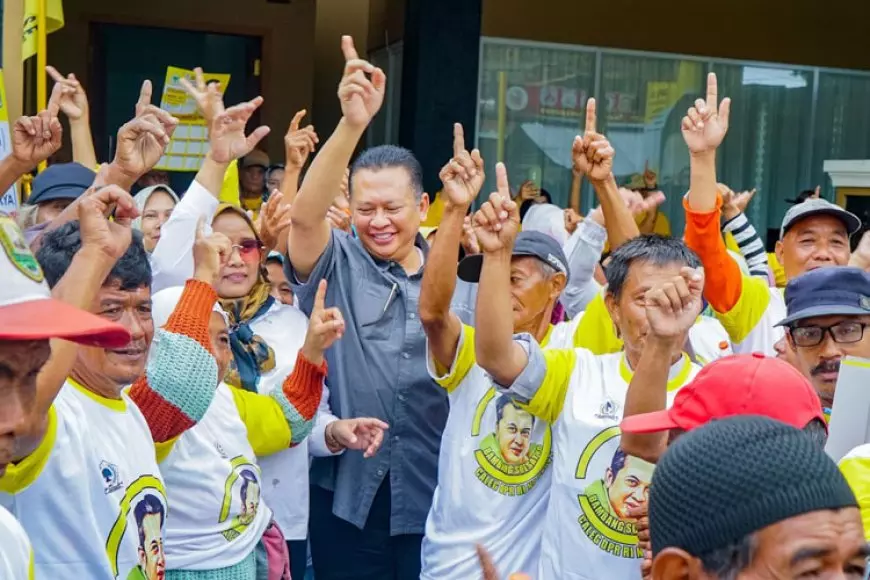 Jumat Berkah Ketua MPR RI Bagikan Makanan dan Kaos di Posko Kemenangan