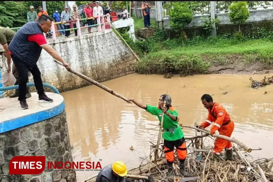 Bupati Ponorogo Pimpin Kerja Bakti di Dam Cokromenggalan