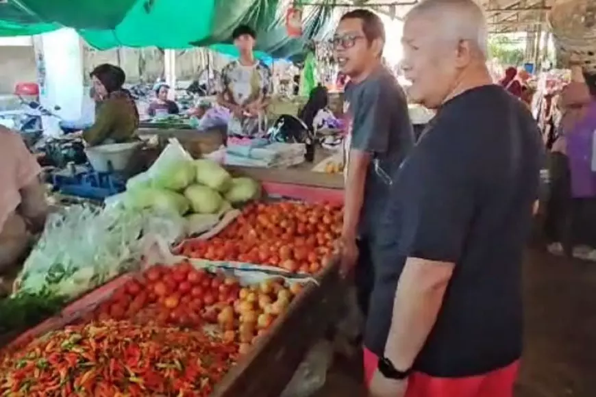 Anggota DPR RI Rachmat Hidayat Tinjau Kenaikan Harga Sembako di Pasar Tradisional Mataram