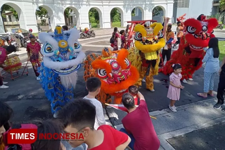 Rayakan Imlek, Atraksi Barongsai Hibur Warga Raffles Garden Citraland Surabaya