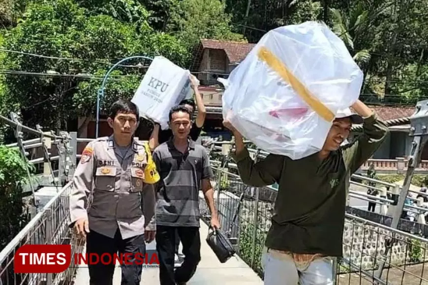 Amankan Distribusi Logistik Pemilu, Polisi di Pacitan Susuri Medan Terjal