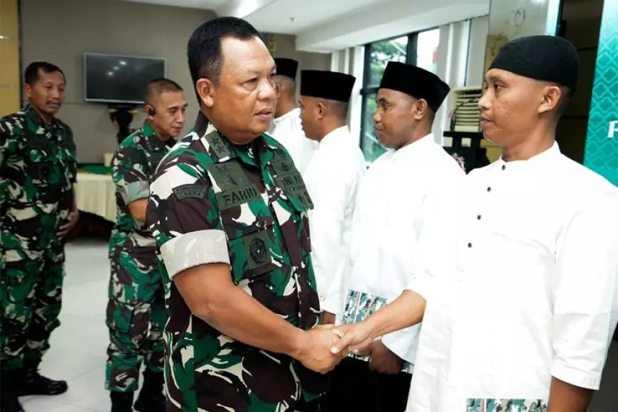 Kaskostrad Lepas Peserta Umrah Penghargaan dari Pangkostrad