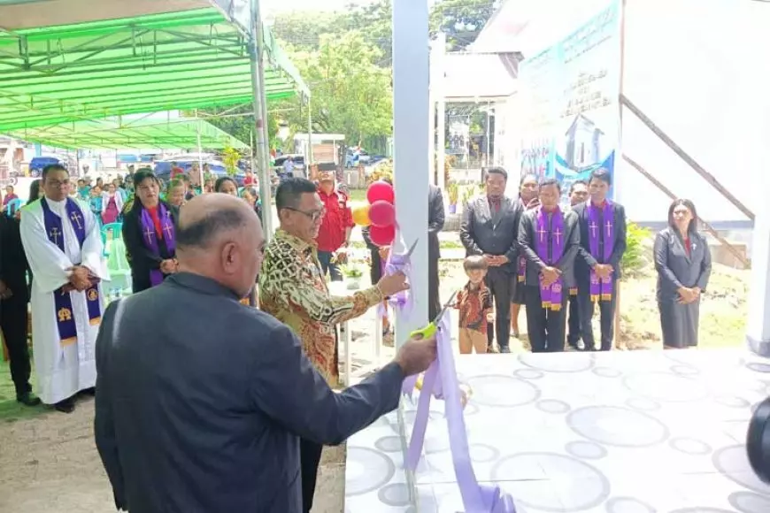 Atas Nama Tuhan, Pj Bupati Morotai Resmikan Rumah Pastor Gereja GMIH Mesbah