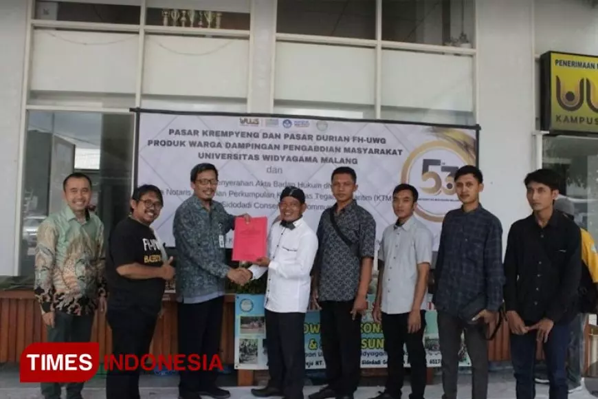 Rektor UWG Malang Serahkan Akta Badan Hukum kepada Komunitas Tegalsari Maritim dan Sidodadi Conservation Community