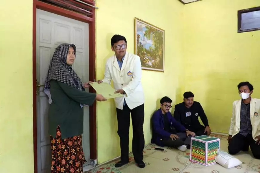 Mahasiswa Jogja Anjangsana Keluarga Anggota Linmas TPS 85 Condongcatur yang Meninggal