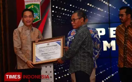 Kepala Diskominfo Kota Batu Terima Penghargaan sebagai Sahabat Wartawan dari PWI Malang Raya