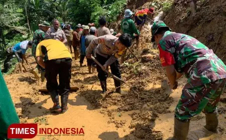 Anggota Polres Pacitan Gerak Cepat Bantu Bersihkan Tanah Longsor