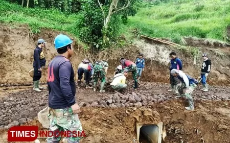 Meski Puasa Ramadan, Satgas TMMD Kodim 0617 Majalengka Tetap Semangat Bekerja