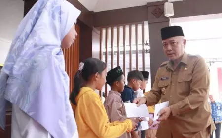 Bupati Malang Keliling Serahkan Bantuan Yatim-Piatu, Tiap Anak Terima Tunai Rp1 Juta