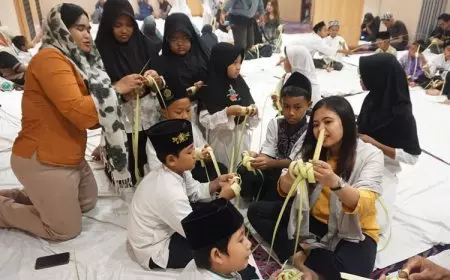 Forwas Bersama Favehotel Sidoarjo Kenalkan Tradisi Ketupat kepada Anak Yatim