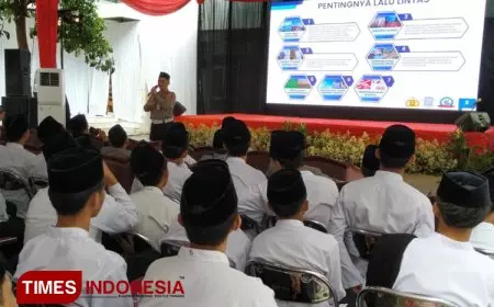 Tingkatkan Disiplin Berlalu Lintas Para Santri, Trimandara Sambangi Ponpes di Kediri