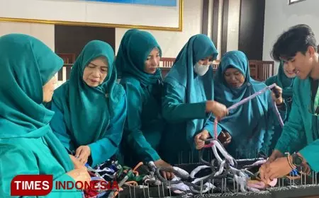 Peserta KSM-T 22 UNISMA Mengadakan Sosialisasi Pembuatan Keset bersama ibu-ibu PKK di Desa Jabung Kab Malang