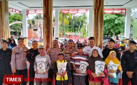 Polisi Salurkan Paket Sembako kepada Warga Sekitar Tambang Emas PT Bumi Suksesindo