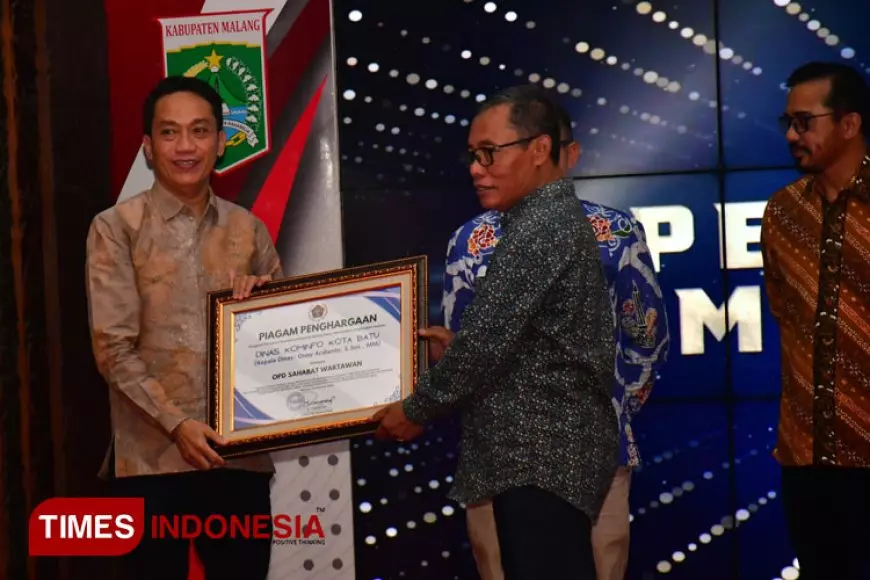 Kepala Diskominfo Kota Batu Terima Penghargaan sebagai Sahabat Wartawan dari PWI Malang Raya