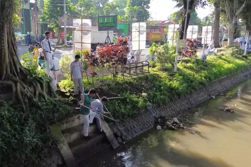 Siswa SMAN 1 Gondanglegi Malang Aksi Bersih Sungai