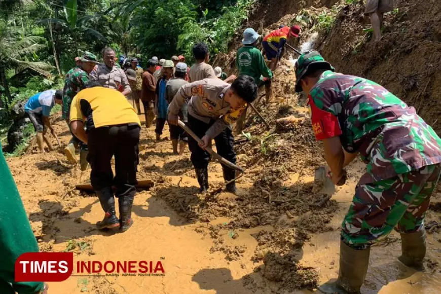 Anggota Polres Pacitan Gerak Cepat Bantu Bersihkan Tanah Longsor
