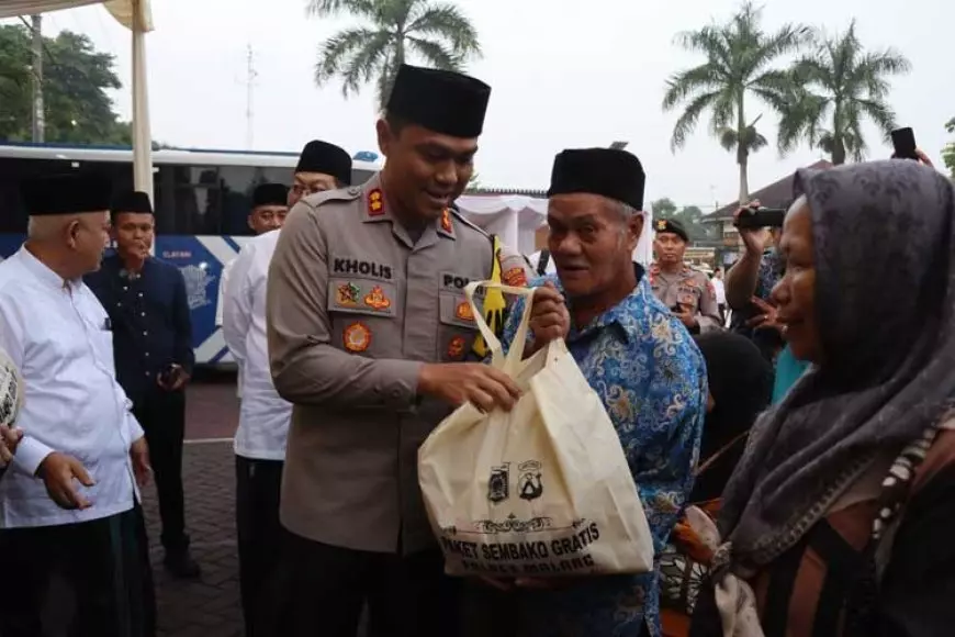 Warga Antusias Serbu Pasar Sembako Murah di Polres Malang